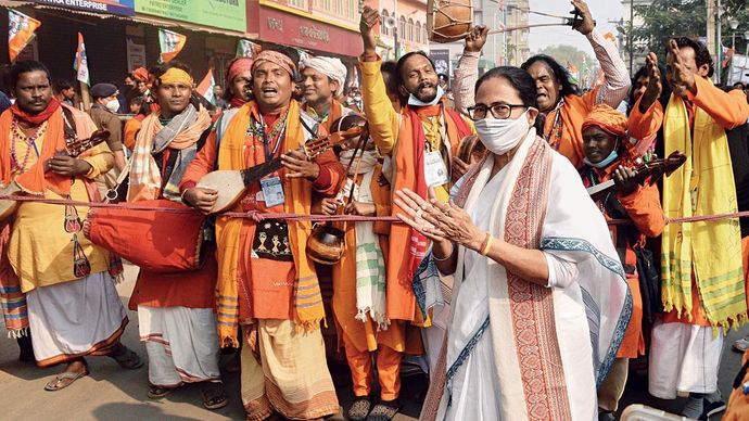 सधे हुए सुर दिसंबर, 2020 में बीरभूम जिले में शांति निकेतन में ममता बनर्जी