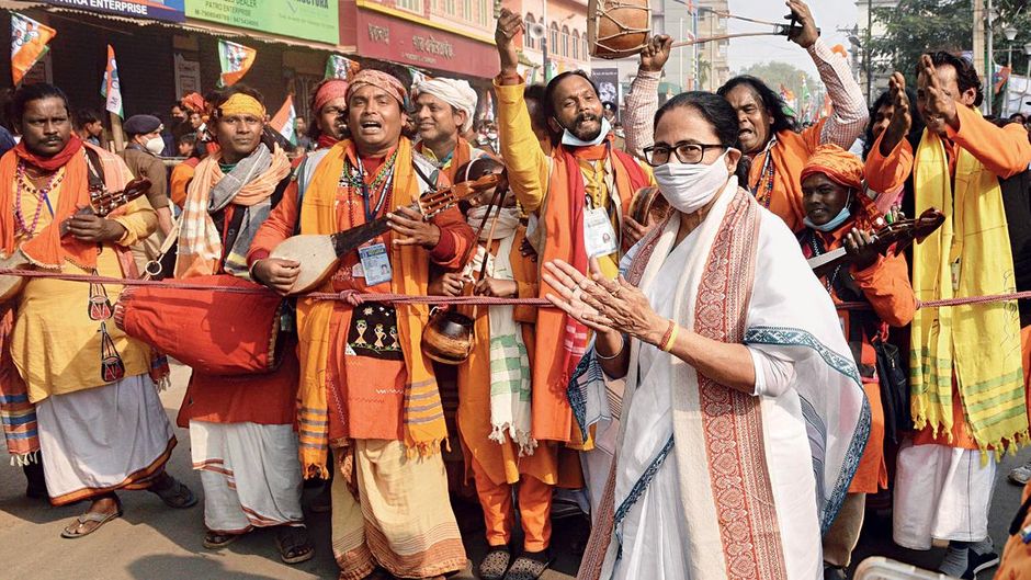 सधे हुए सुर दिसंबर, 2020 में बीरभूम जिले में शांति निकेतन में ममता बनर्जी