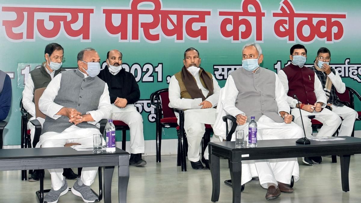 पिछले हफ्ते पटना में हुई जद (यू) की एक बैठक में मुख्यमंत्री नीतीश कुमार रामचंद्र प्रसाद सिंह के साथ