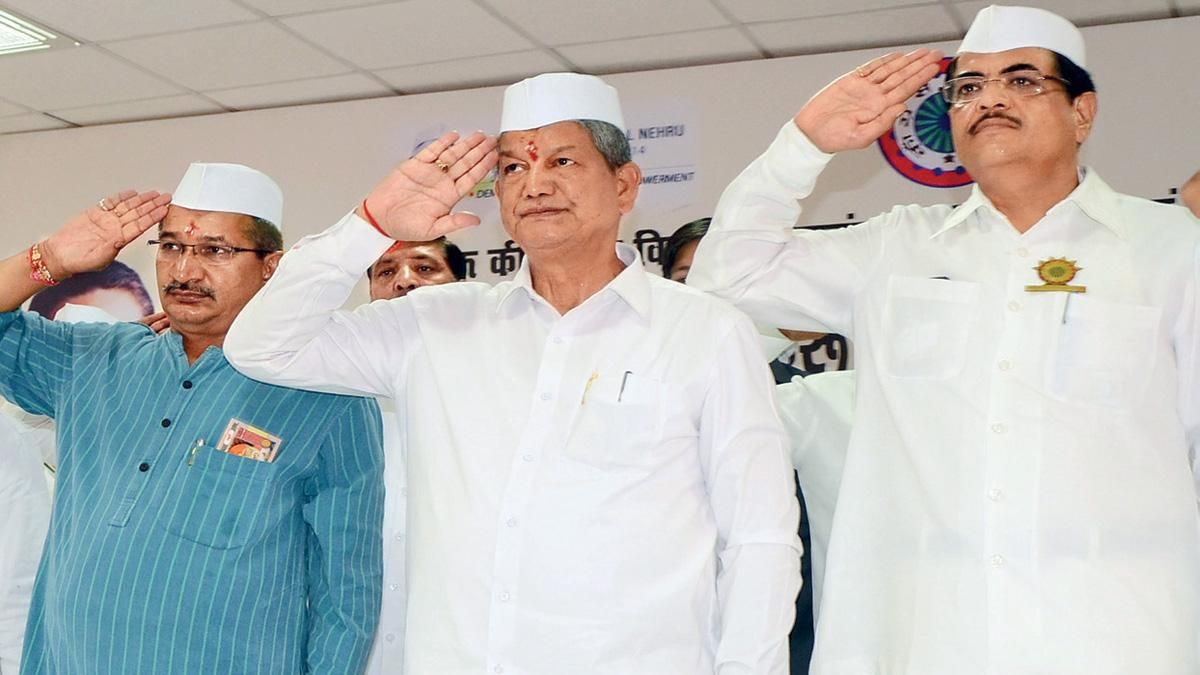 अभी से चढ़ गया रंग कांग्रेस के राष्ट्रीय महासचिव और पूर्व मुख्यमंत्री हरीश रावत (बीच में)