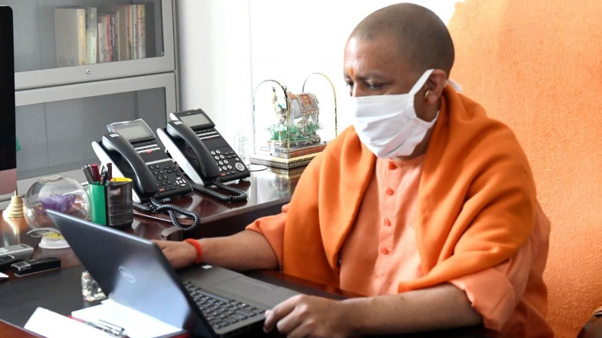 कोरोना काल में मुख्यमंत्री याेेगी भी सरकारी कामकाज पर लैपटाप के जरिए नजर रख रहे हैं