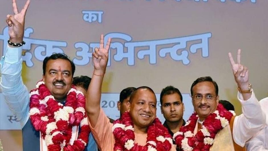 केशव मौर्य और डॉ. दिनेश शर्मा के साथ मुख्यमंत्री योगी