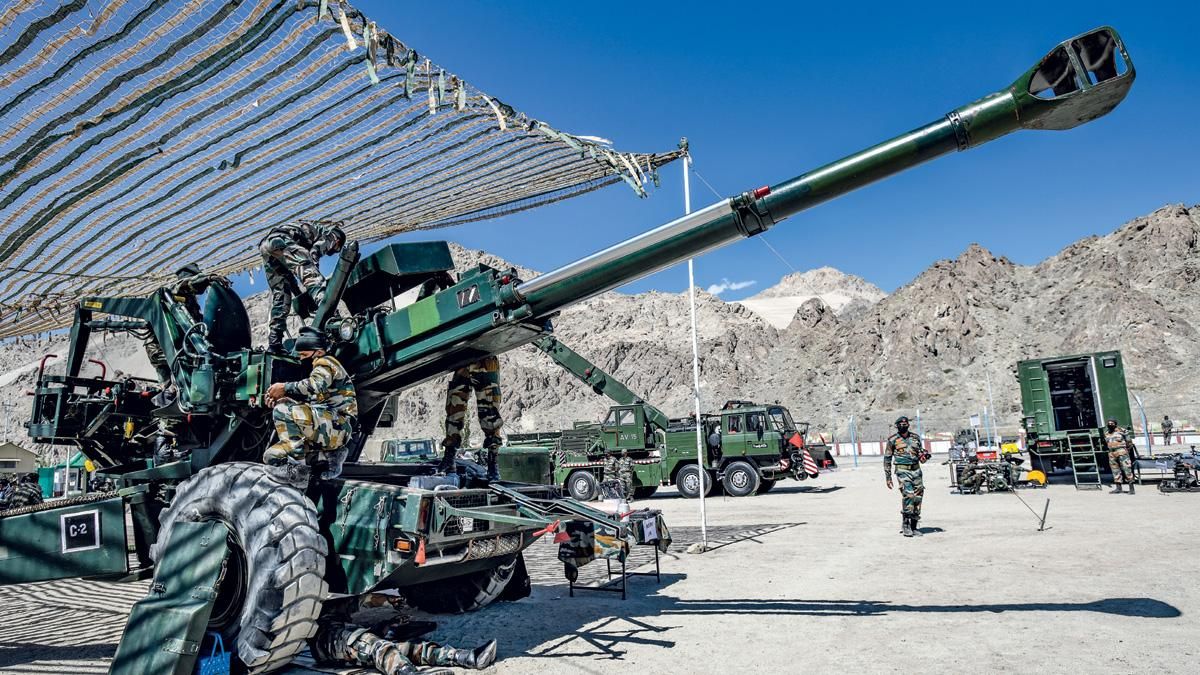 सितंबर 2020 में लेह में सेना के इंजीनियर बचाव और अन्य अभियानों के अभ्यास करते हुए, इस दौरान बोफोर्स का भी प्रदर्शन किया गया दबाव में फौज का खर्च