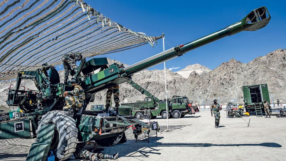 सितंबर 2020 में लेह में सेना के इंजीनियर बचाव और अन्य अभियानों के अभ्यास करते हुए, इस दौरान बोफोर्स का भी प्रदर्शन किया गया दबाव में फौज का खर्च