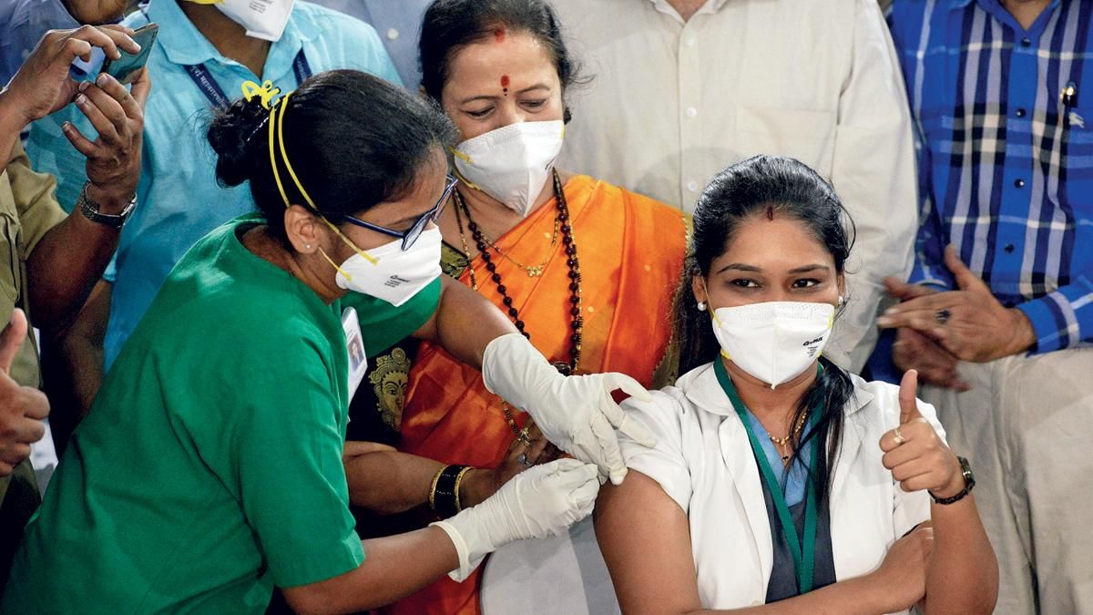 बचाव का टीका मुंबई में 16 जनवरी को कोविड 19 वैक्सीन लगवातीं डायटीशियन मधुरा पाटिल