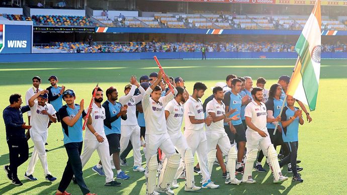 जज्बे वाली जीत बिसबेन के गाबा मैदान पर ऑस्ट्रेलिया से टेस्ट सीरीज जीतने के बाद भारतीय टीम जश्न मनाते हुए