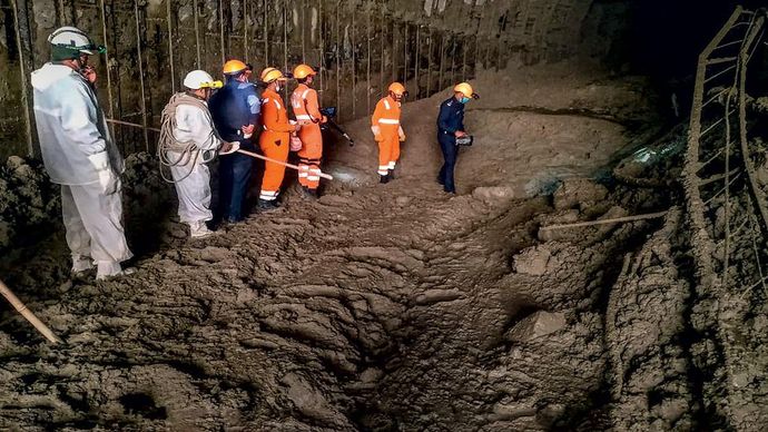 जान बचाने की जद्दोजहद एक पावर प्लांट की सुरंग में भारी मलबा आकर जम गया. वहां कार्यरत श्रमिकों की तलाश करते एनडीआरएफ के जवान