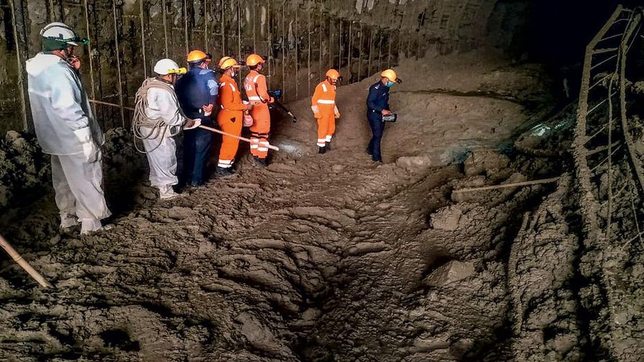 जान बचाने की जद्दोजहद एक पावर प्लांट की सुरंग में भारी मलबा आकर जम गया. वहां कार्यरत श्रमिकों की तलाश करते एनडीआरएफ के जवान