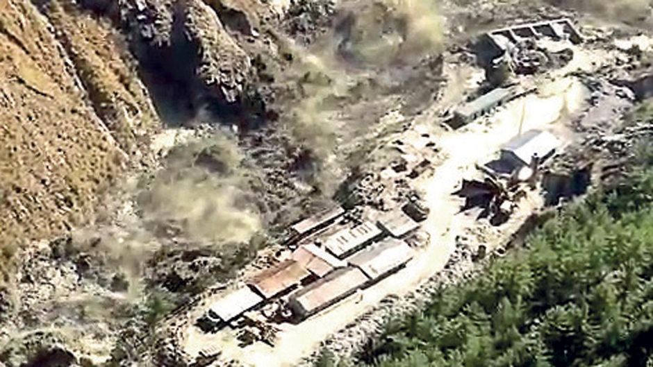 बाढ़ में बर्बाद धौलीगंगा के किनारे तबाह मकान