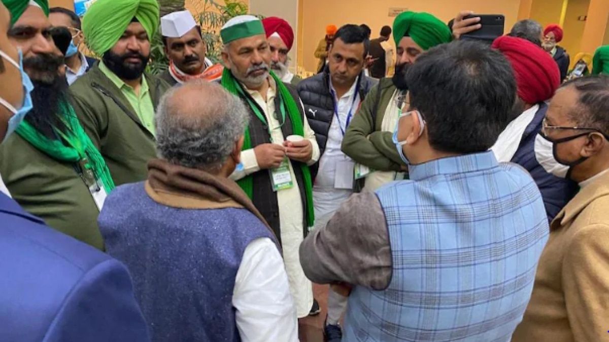 मंत्रियों के साथ पिछले दौर की बातचीत के दौरान किसान नेता