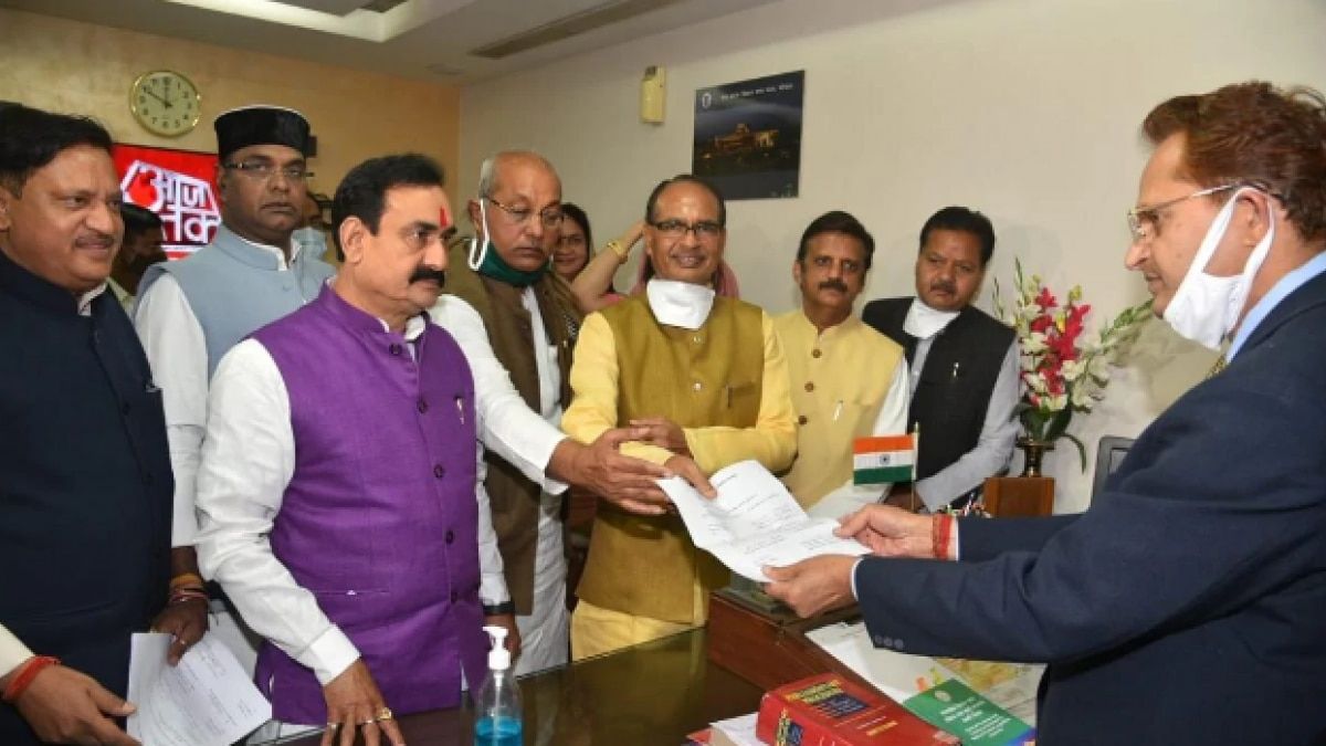 विधानसभा स्पीकर के लिए नामांकन करते भाजपा के गिरीश गौतम