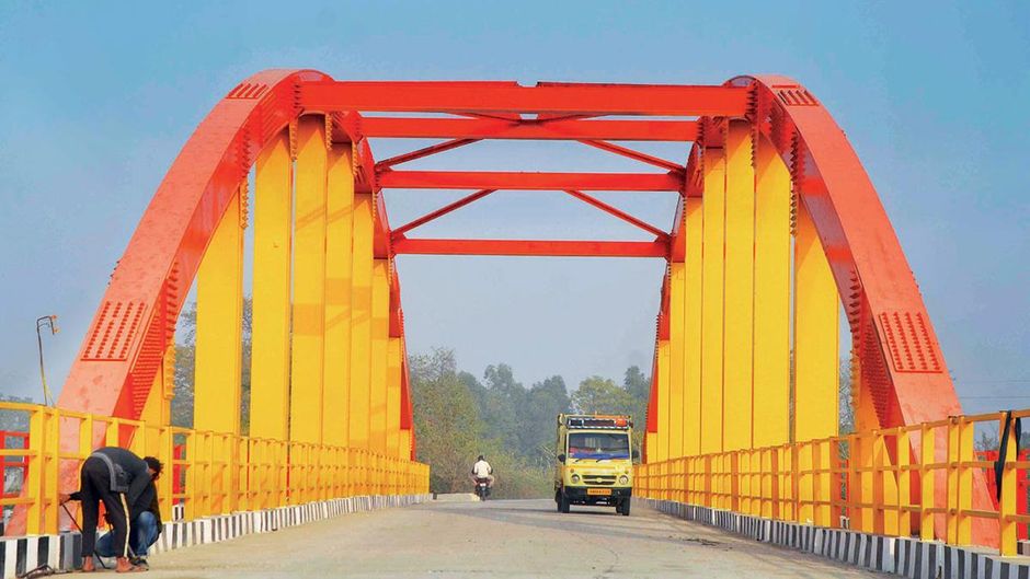 बैरागी कैंप और कनखल को जोडऩे वाला पुल (नीचे दाएं)