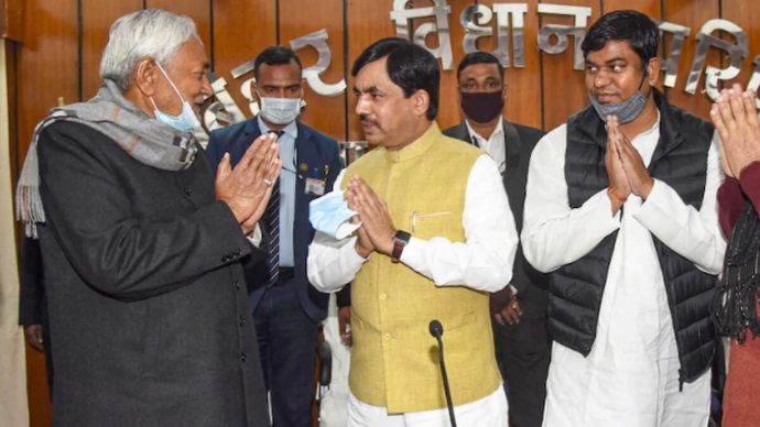 बिहार के मुख्यमंत्री नीतीश कुमार के साथ शाहनवाज हुसैन (पीटीआइ)