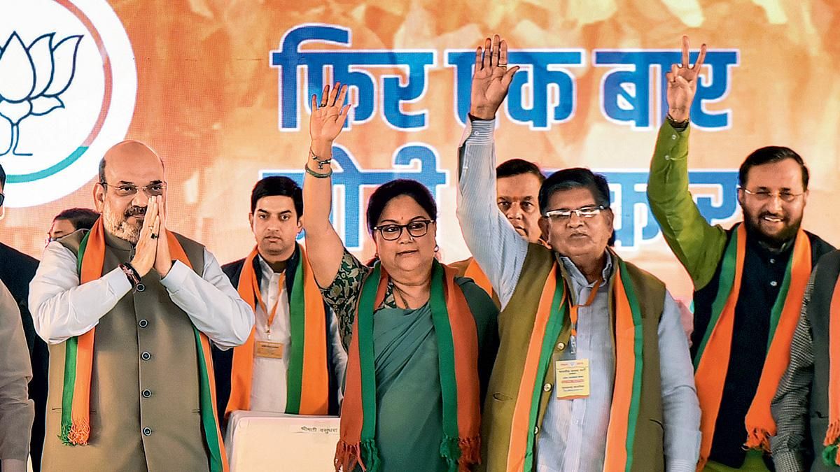 पिघलती बर्फ अमित शाह और वसुंधरा राजे तथा दूसरे भाजपा नेताओं की बीते दिनों की एक रैली की तस्वीर