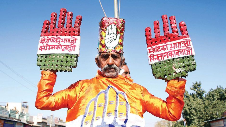 पंजे का साथ ताजा शहरी चुनावों में जीत से प्रसन्न एक कांग्रेस समर्थक