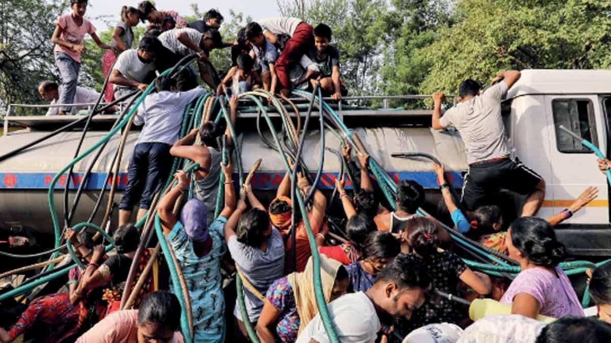 जल की जंग दिल्ली में टैंकर से पानी लेने के लिए मारामारी