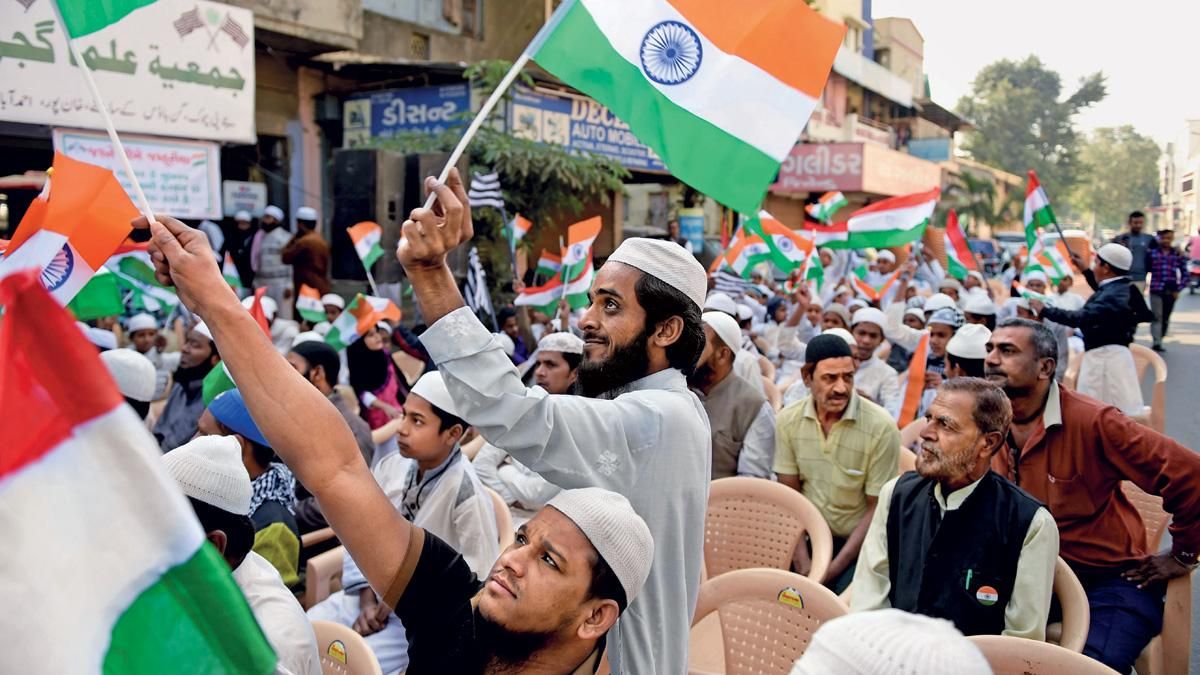 झंडा फहराओ 26 जनवरी, 2018 को गणतंत्र दिवस का जश्न मनाते अहमदाबाद के लोग