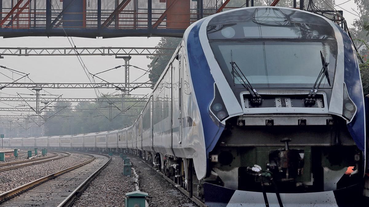 दमदार गाड़ी भारत का पहला इंजन रहित सेमी-हाइ स्पीड ट्रेन चेन्नै के इंटीग्रल कोच फैक्टरी में निर्मित किया गया