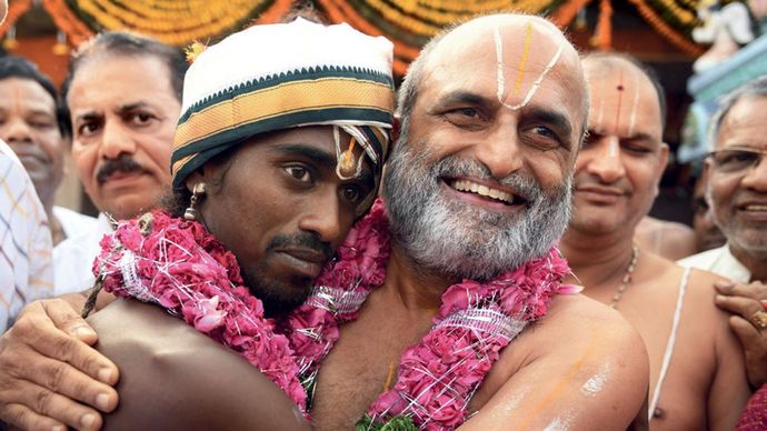 स्वागत विविधता का हैदराबाद के श्रीरंगनाथ मंदिर में 2018 में एक पुजारी दलित भक्त को गले लगाते हुए
