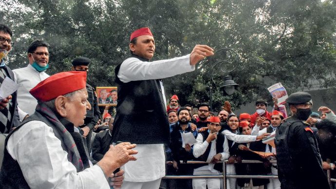 मिशन 2022: लखनऊ स्थित सपा दफ्तर में कार्यकर्ताओं से मुखातिब मुलायम सिंह यादव और अखिलेश यादव