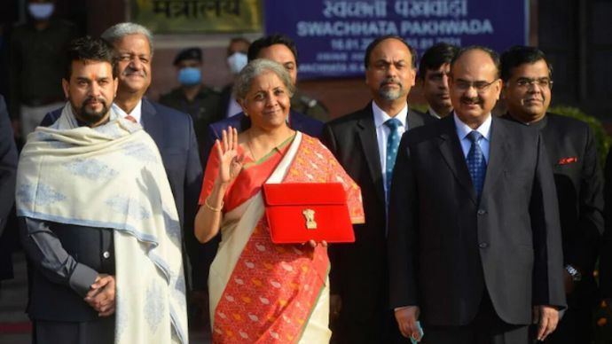 केंद्रीय वित्त मंत्री निर्मला सीतारमण और अन्य (फोटोः राजवंत रावत)