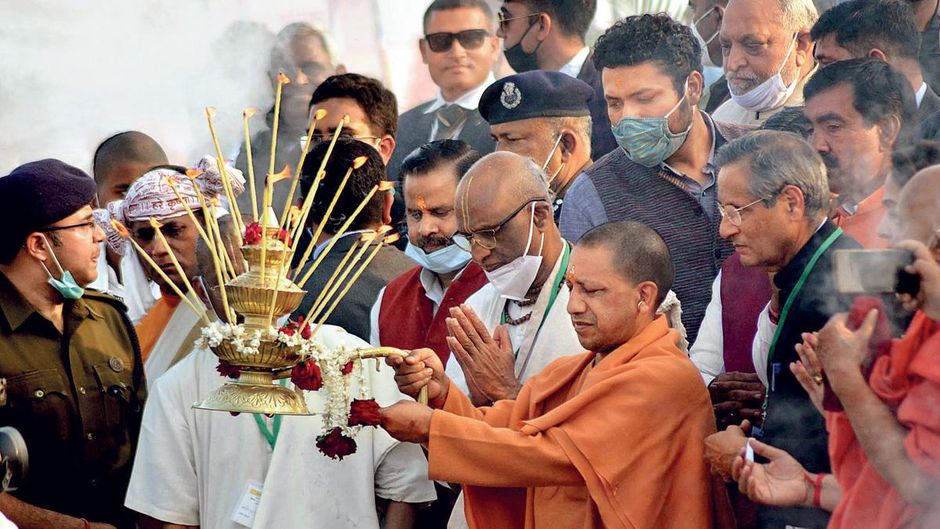 आस्था मुख्यमंत्री योगी आदित्यनाथ मथुरा के पास वृंदावन में यमुना आरती करते हुए
