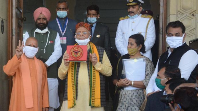 यूपी विधानसभा में बजट पेश करने जाते वित्त मंत्री सुरेश खन्ना के साथ मुख्यमंत्री योगी