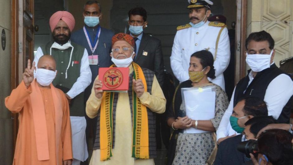 यूपी विधानसभा में बजट पेश करने जाते वित्त मंत्री सुरेश खन्ना के साथ मुख्यमंत्री योगी