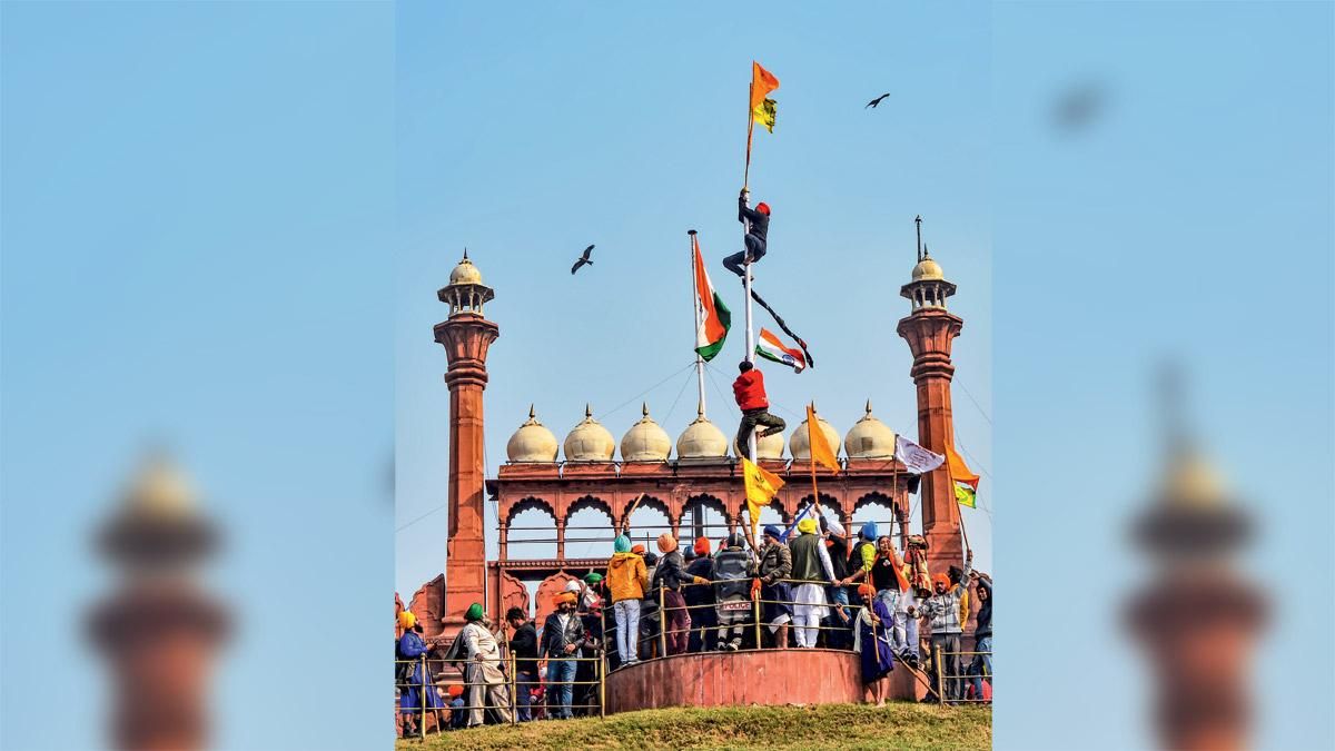 शर्मसार आक्रोशित किसानों ने गणतंत्र दिवस पर दिल्ली के लाल किला पर अपना झंडा फहरा दिया