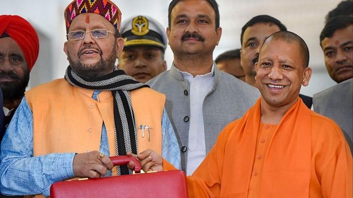 पिछले वर्ष यूपी का बजट पेश करने जाते वित्त मंत्री सुरेश खन्ना के साथ मुख्यमंत्री योगी