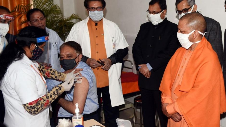 बलरामपुर अस्पताल में कोविड टीकाकरण का निरीक्षण करते योगी