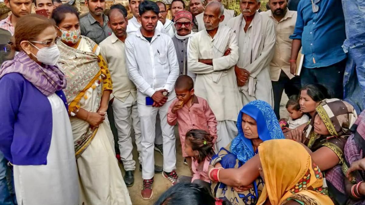उन्नाव के बुबराह गांव में पूर्व सांसद अनु टंडन के नेतृत्व में पहुंचा सपा प्रतिनि‍ध‍िमंडल