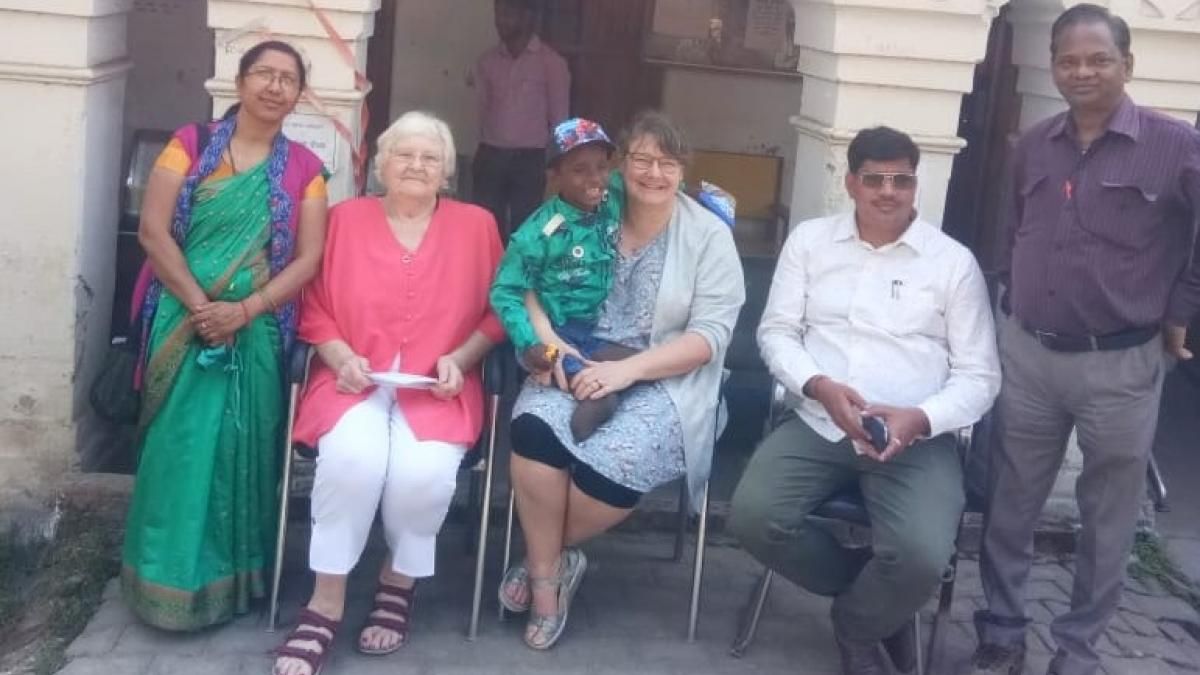 डेनमार्क से आई महिला की गोद में मुन्नू