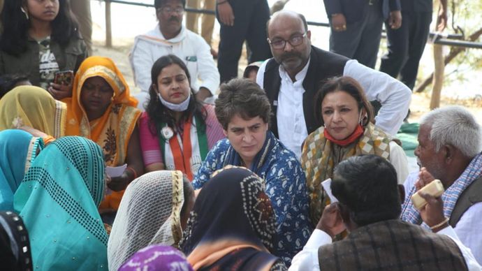 प्रयागराज के बसवार गांव में निषाद समाज की महिलाओं के साथ प्रियंका गांधी