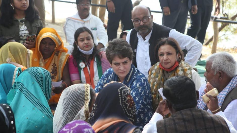 प्रयागराज के बसवार गांव में निषाद समाज की महिलाओं के साथ प्रियंका गांधी