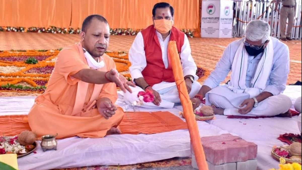 हर घर नल योजना की शुरुआत करते मुख्यमंत्री योगी आदित्यनाथ