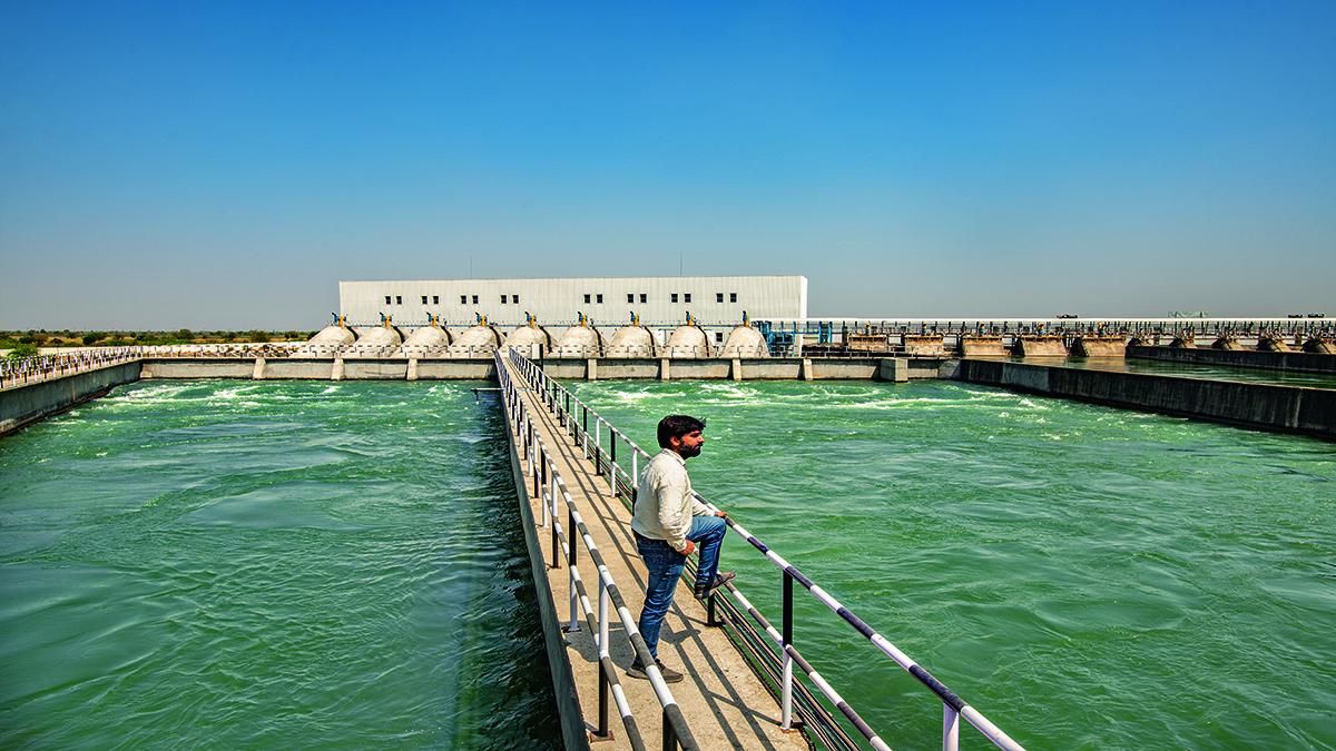 पानी का उठान ढांकी स्थित पंपिंग स्टेशन से नर्मदा कैनाल के पानी को 10.81 मीटर ऊपर उठाकर ढलान वाले सिस्टम में डाला गया है