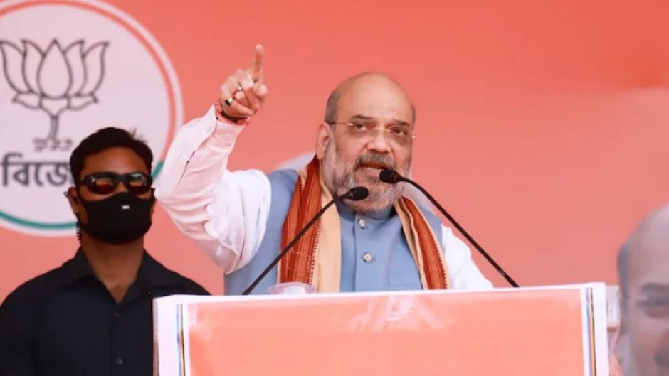 पश्चिम बंगाल के रानीबंध में 15 मार्च को एक सभा को संबोधित करते अमित शाह