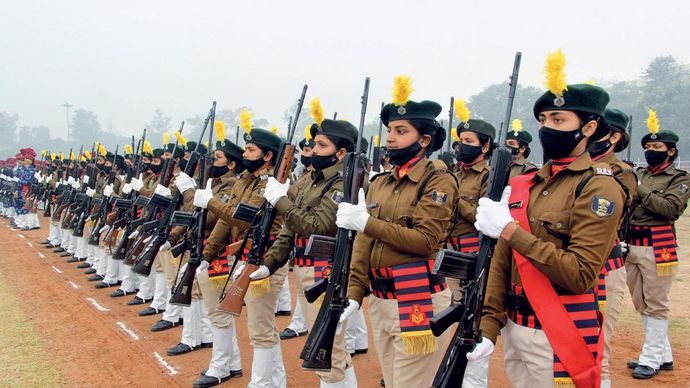 गर्व बिहार की महिला पुलिसकर्मी पटना के गांधी मैदान में गणतंत्र दिवस परेड की रिहर्सल करते हुए