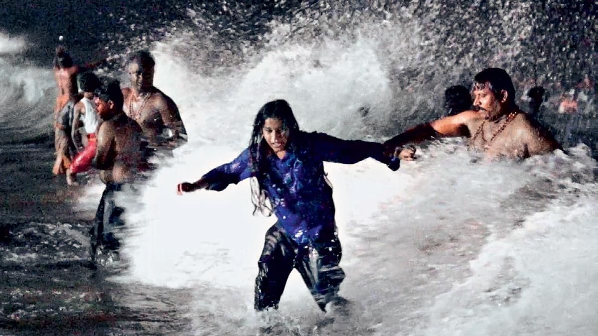 ख्वाब-सा (बाएं) जोले डूबे ना के एक दृश्य में खेया चट्टोपाध्याय; द कोस्ट का एक दृश्य