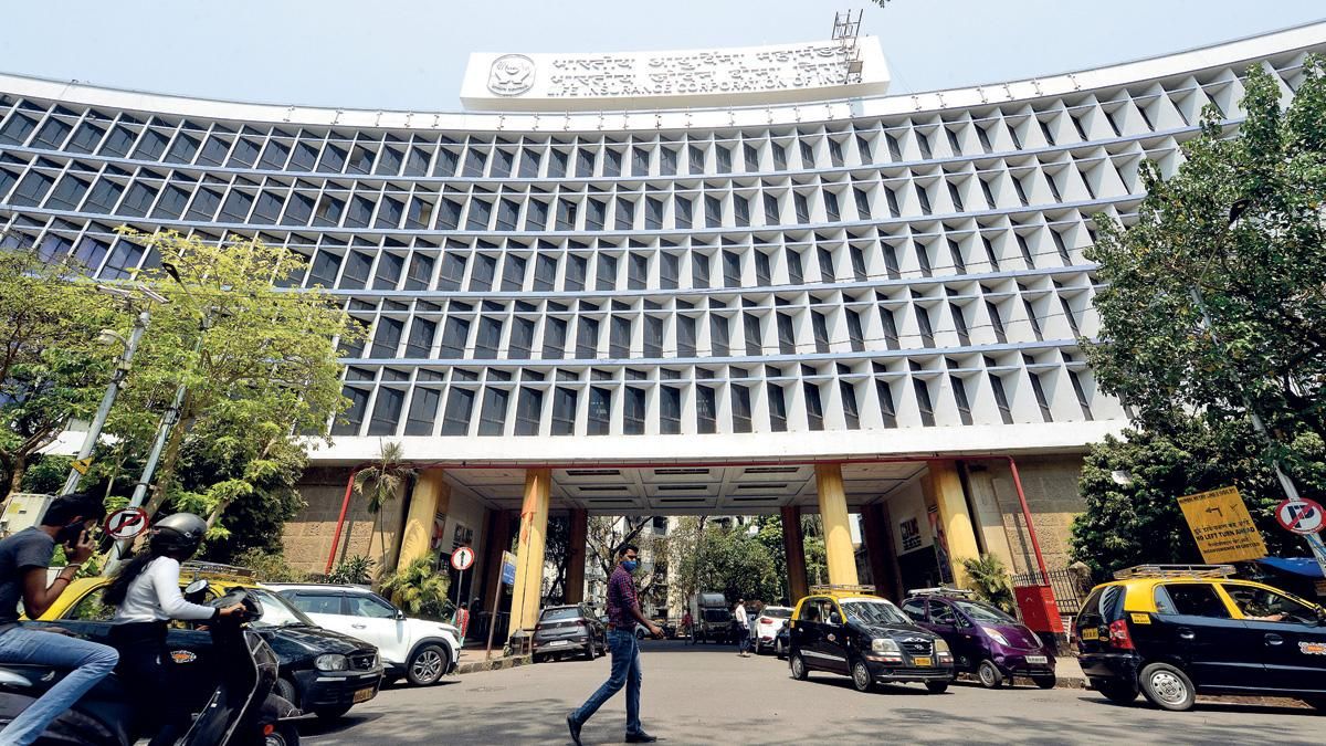 व्यापक दृष्टिकोण मुंबई के नरीमन पॉइंट में स्थित एलआइसी का मुख्यालय