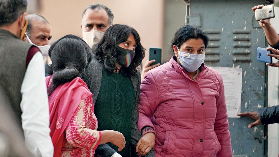 ..ताकि डर बना रहे दिल्ली की अदालत में पेशी के लिए ले जाई जातीं पर्यावरण कार्यकर्ता दिशा रवि