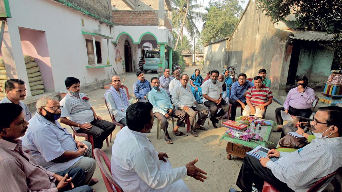 हरियाली के वकील उसुमा में चल रही पानी पंचायत के सदस्यों की एक बैठक