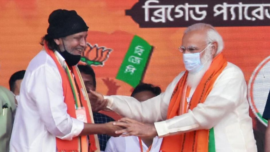भाजपा की रैली में मिथुन चक्रवर्ती का अभिवादन करते पीएम नरेंद्र मोदी (एएनआइ)