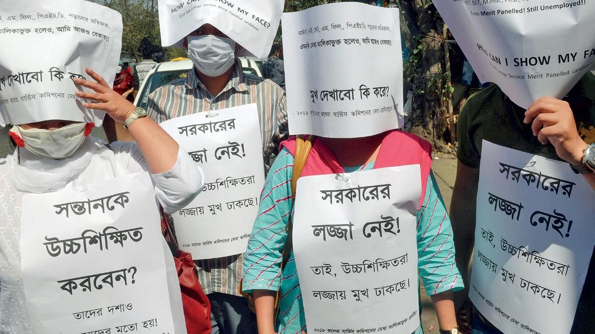 बुरा हाल कोलकाता के एस्प्लेनेड में 27 फरवरी को बेरोजगारी के खिलाफ प्रदर्शन करते युवा