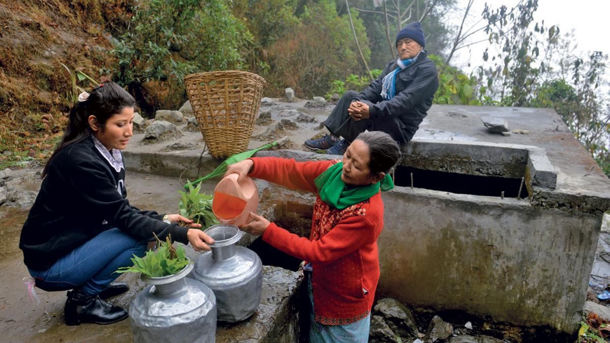 साफ पानी मुनग्राम के लोग देवी थाने सोते के सोर्स टैंक से पानी लेते हैं