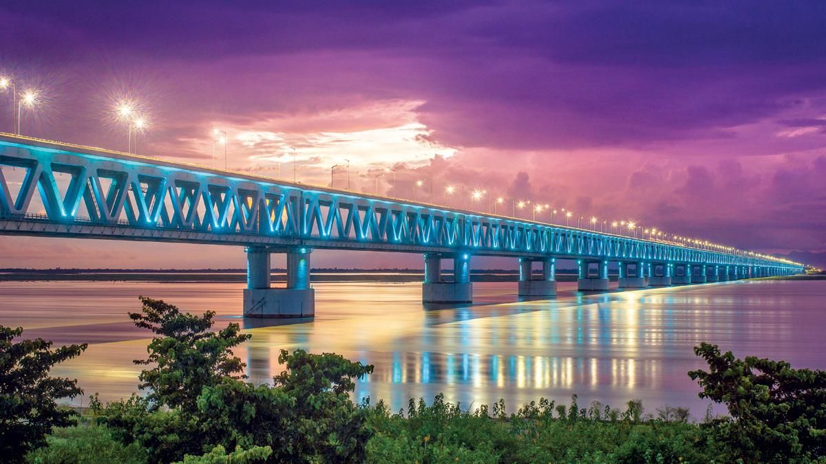 शानदार संपर्क 4.9 किमी लंबा बोगिबील ब्रिज एशिया का दूसरा सबसे बड़ा रेल-सह-सड़क सेतु है