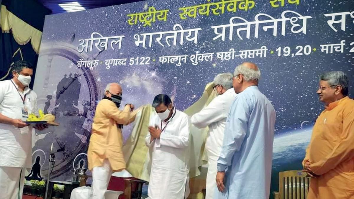 अहम दायित्व संघ की अखिल भारतीय प्रतिनिधि सभा की बैठक में सर कार्यवाह का दायित्व ग्रहण करते होसबले