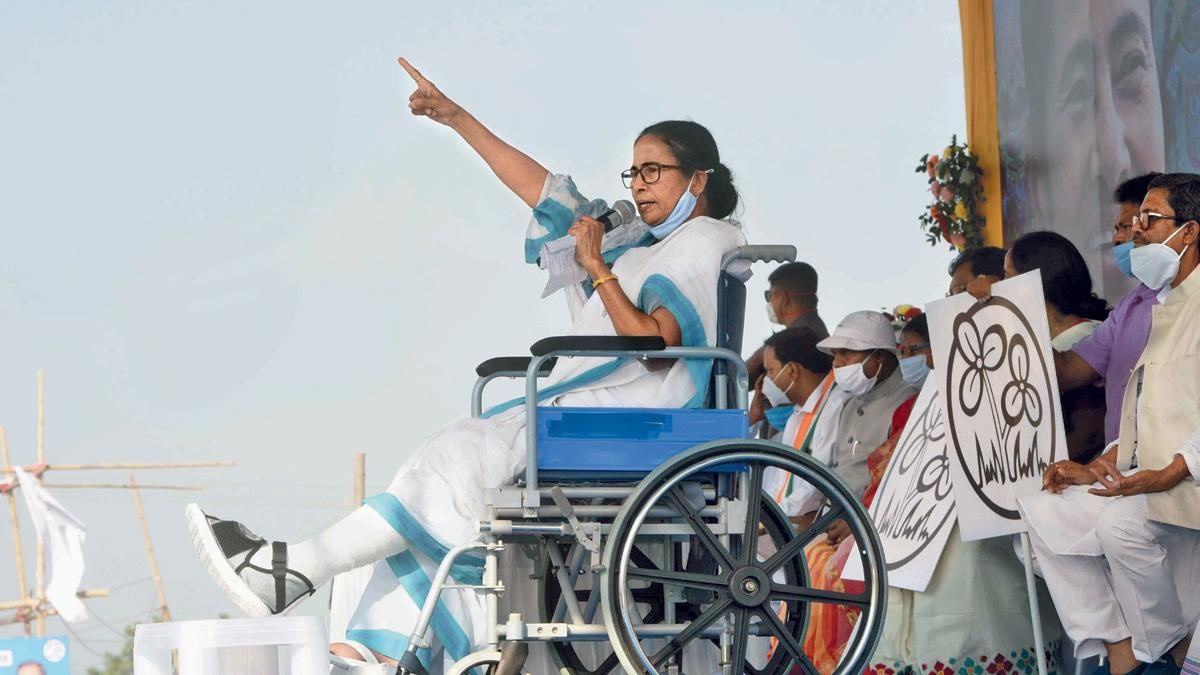 सहानुभूति वोट व्हीलचेयर पर बैठकर एक जनसभा को संबोधित करतीं ममता बनर्जी