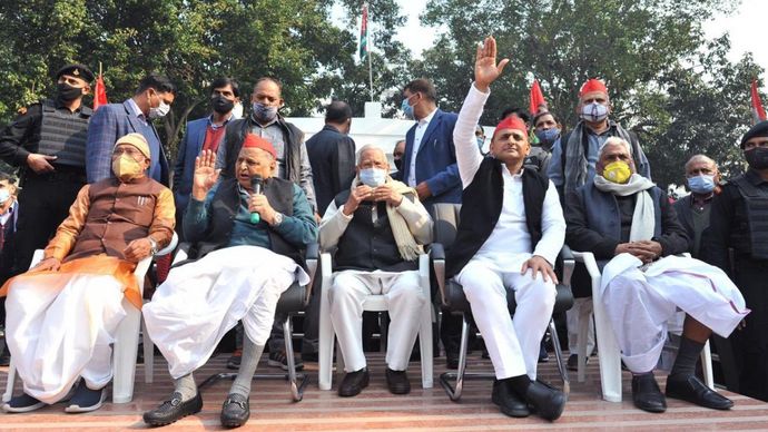 मुलायम सिंह यादव के साथ अखिलेश यादव